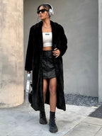 Lång svart fuskpälsjacka