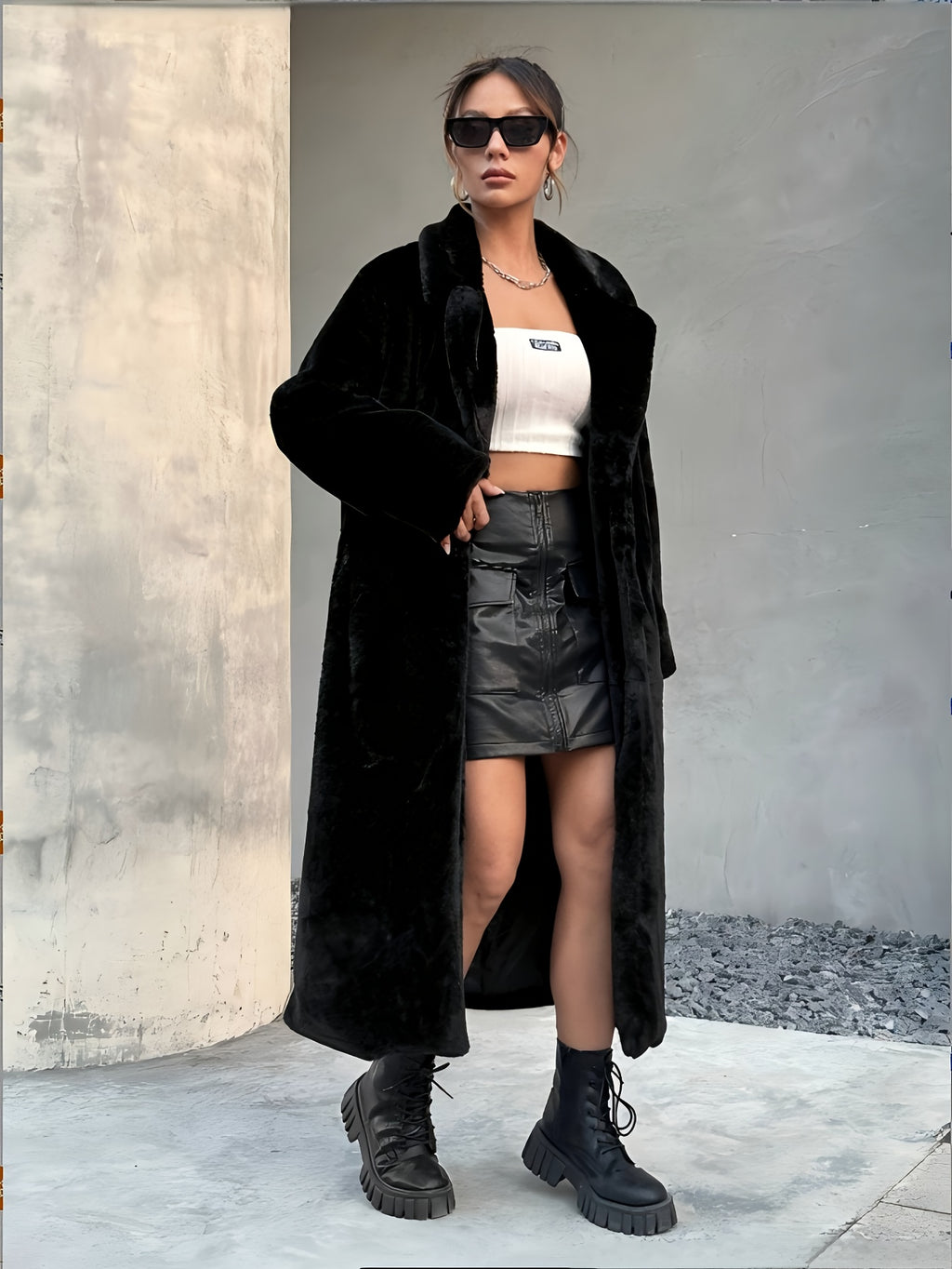 Lång svart fuskpälsjacka