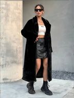 Lång svart fuskpälsjacka