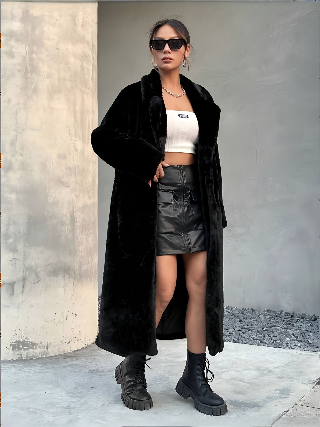 Lång svart fuskpälsjacka