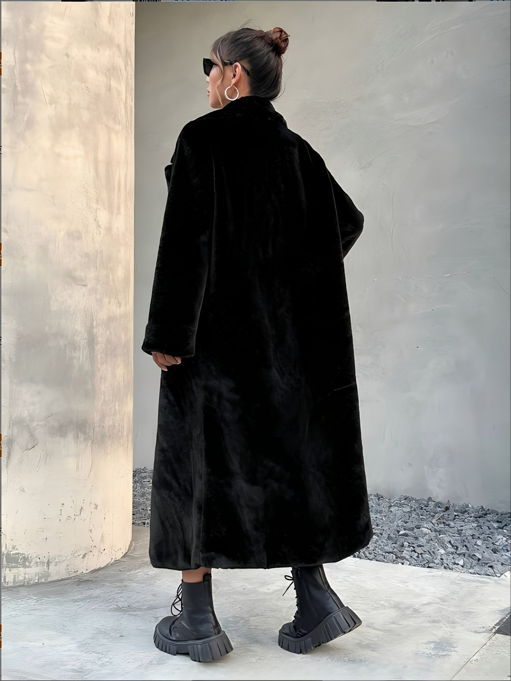 Lång svart fuskpälsjacka